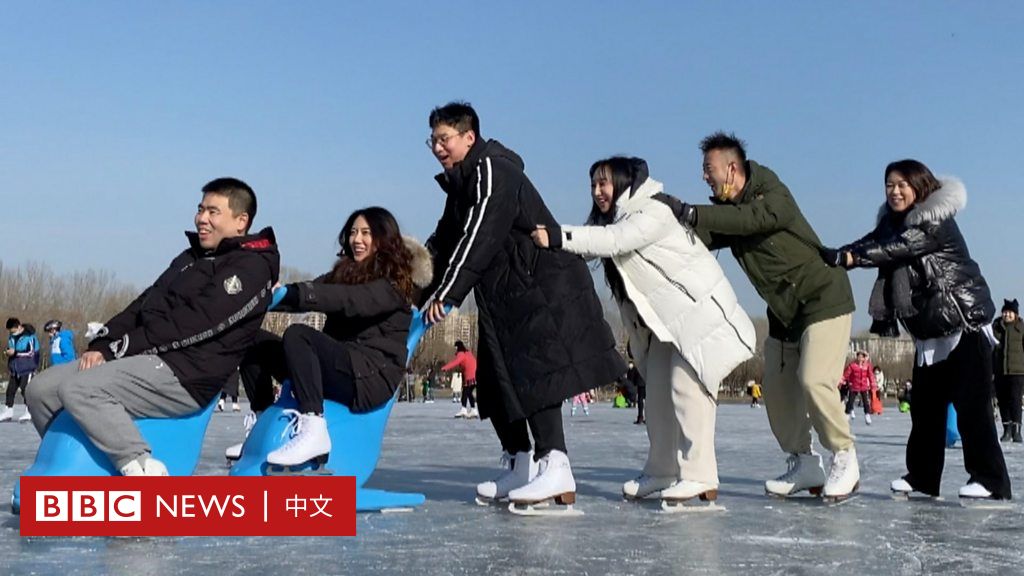 冬奥会临近，北京市民驰骋冰场享乐趣