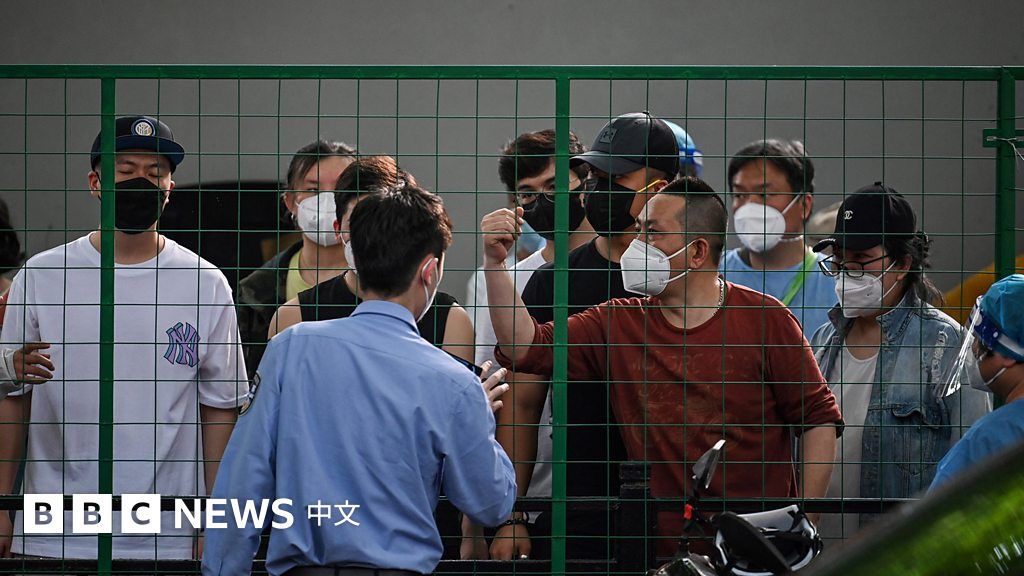 上海部分居民区被再次封锁，居民在围栏内高声抗议