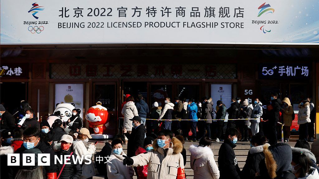 北京冬奥：吉祥物“冰墩墩”一“墩”难求，民众排队四小时称“太火爆了”