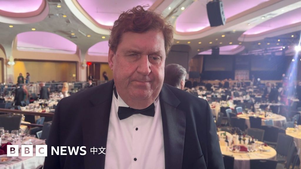 BBC驻北美首席记者描述了当场内响起枪声时，他和其他人如何扑倒寻找掩护的那一刻。