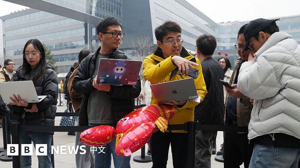 过去两个月里，中国有三个人几乎在同一时间遭遇了同一件事：AI大举进入职场。他们一个是极客，一个是创业者，一个是程序员。

他们的情绪各不相同，兴奋、恐惧，或者两者同时发生。虽然站的位置不同，听到的轰鸣声却来自同一个方向。