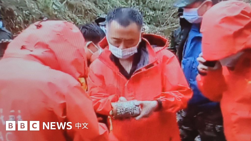 东航波音737客机坠毁：第一台黑匣子被找到，恶劣天气阻碍现场搜救