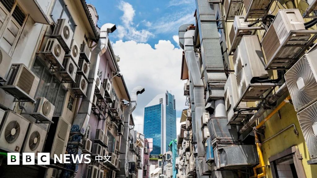 以广泛使用空调而闻名的新加坡已要求政府雇员将办公室温度至少调至25摄氏度（77华氏度），政府敦促员工改用风扇并搭乘大众运输工具。