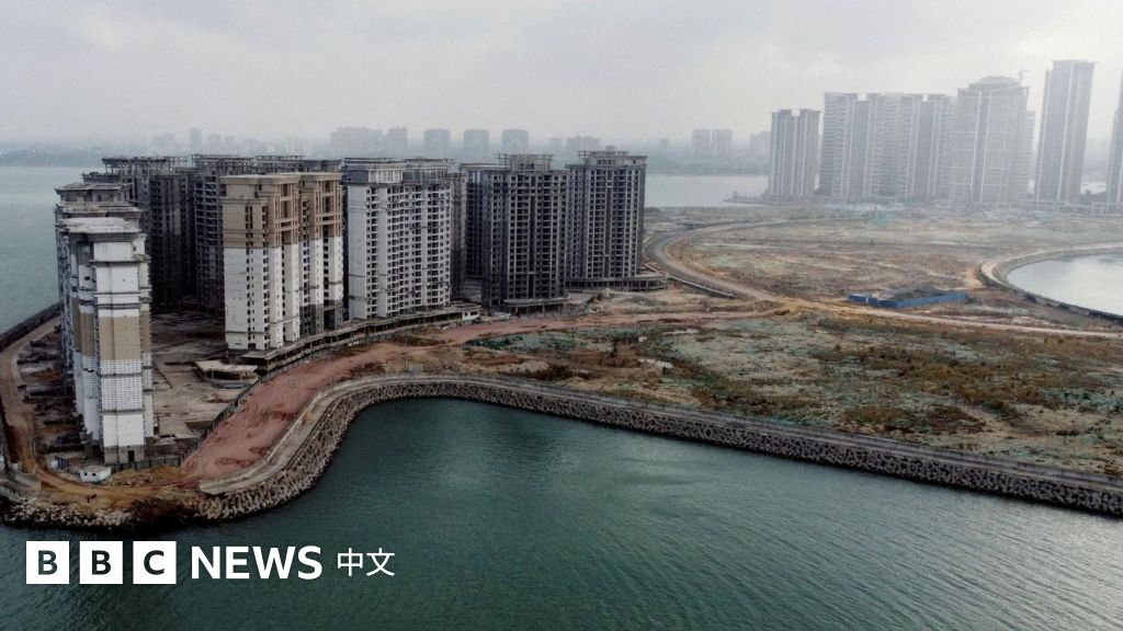 中国房地产巨头退场途中大多有国有资本的参与。有的被“国资干爹”接管，有的被“国资清算人”拆解，有的被“国资站台者”敷衍。
