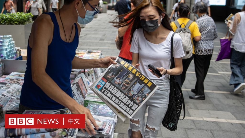 香港国安法整顿《苹果日报》：警察二度搜查后报纸加印　两高层被起诉“串谋勾结”罪