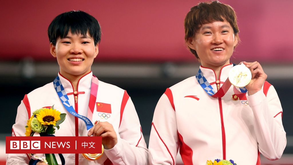 东京奥运：中国冠军钟天使、鲍珊菊颁奖台上戴毛泽东像章引违规争议