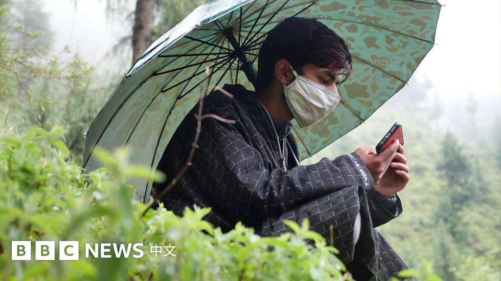 新冠疫情下的喜马拉雅山村 学生步行数公里野外寻信号上网课