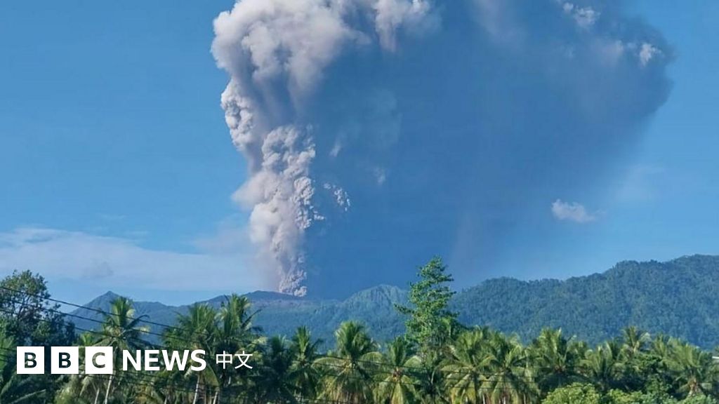 一名带队登上印尼杜科诺火山的导游，讲述了上周五火山爆发的惊险瞬间，该事件造成三人死亡。