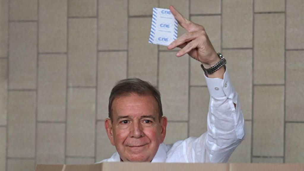 Venezuelan opposition presidential candidate Edmundo Gonzalez Urrutia shows his ballot as he votes at the Santo Tomas de Villanueva school in Caracas during the presidential election on July 28, 2024.