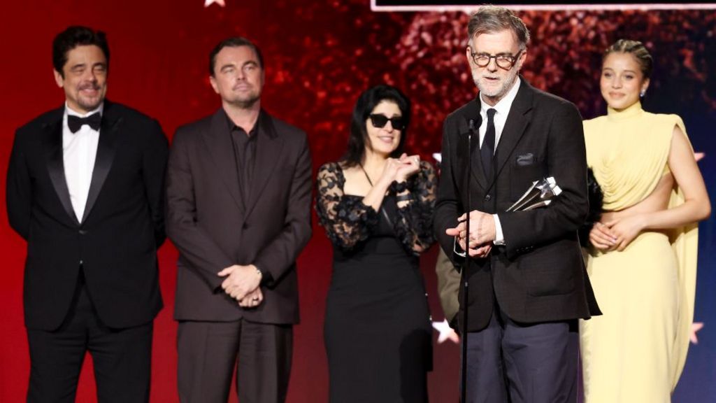 Benicio del Toro, Leonardo DiCaprio, Cassandra Kulukundis, Paul Thomas Anderson and Chase Infiniti at the 31st Annual Critics Choice Awards held at the Barker Hangar on January 04, 2026 in Santa Monica, California. 