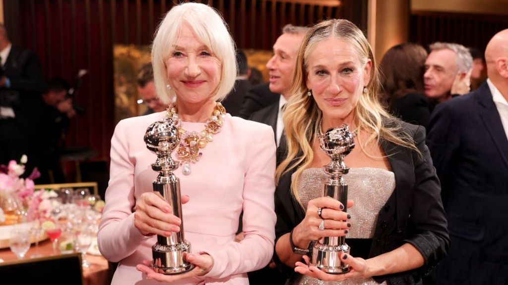 Helen Mirren and Sarah Jessica Parker holding their Golden Globe Awards at the Golden Eve, held at The Beverly Hilton on January 06, 2026 in Beverly Hills, California.