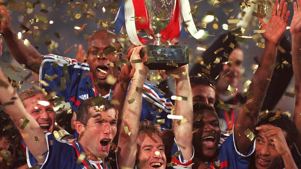 France celebrate winning Euro 2000