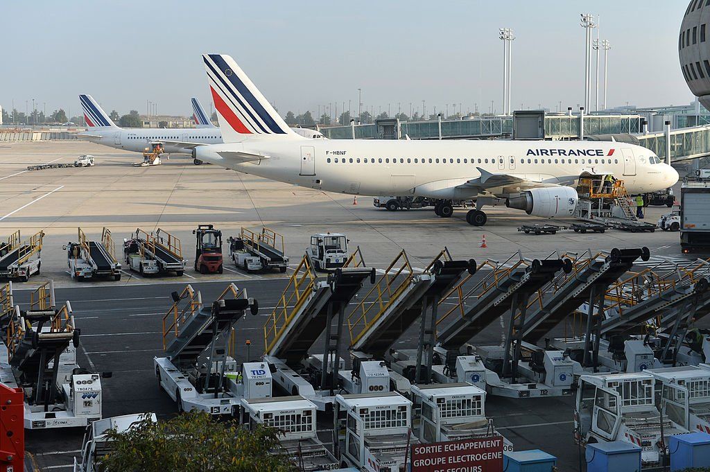 Συνεδρίαση αεροπλάνων της Air France στην άσφαλτο