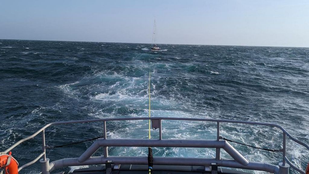 French vessel rescued off Minquiers reef - BBC News