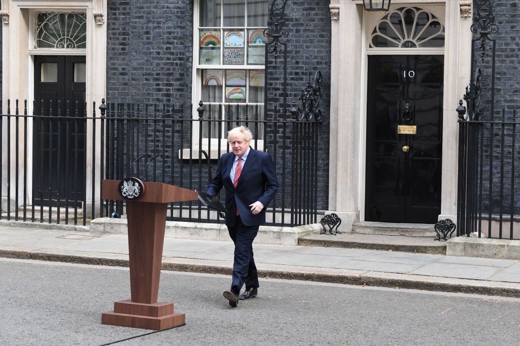 Премьер-министр Великобритании Борис Джонсон выходит на Даунинг-стрит, 10, чтобы выступить с заявлением в центре Лондона 27 апреля 2020 года
