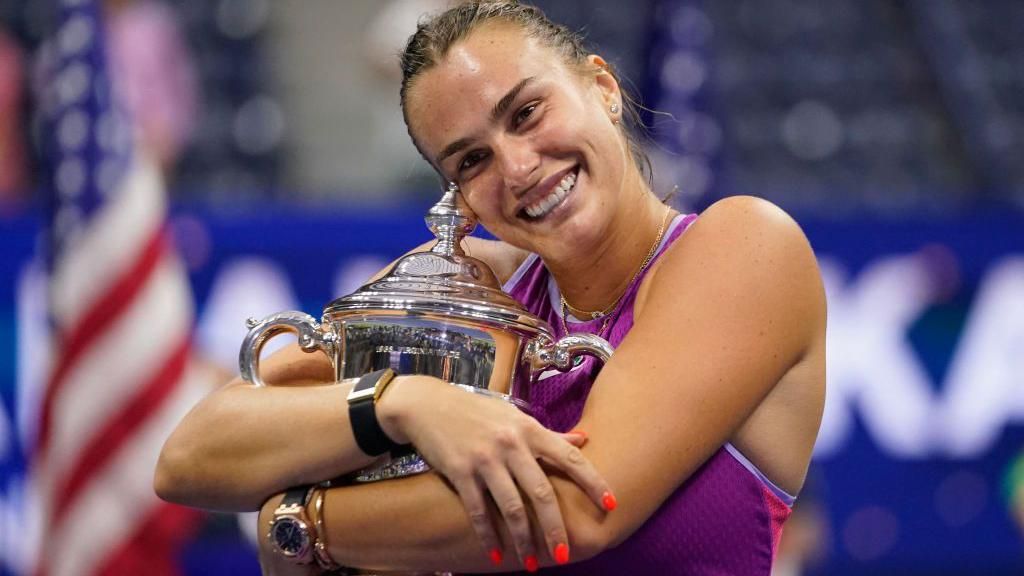 Aryna Sabalenka hugs the US Open trophy