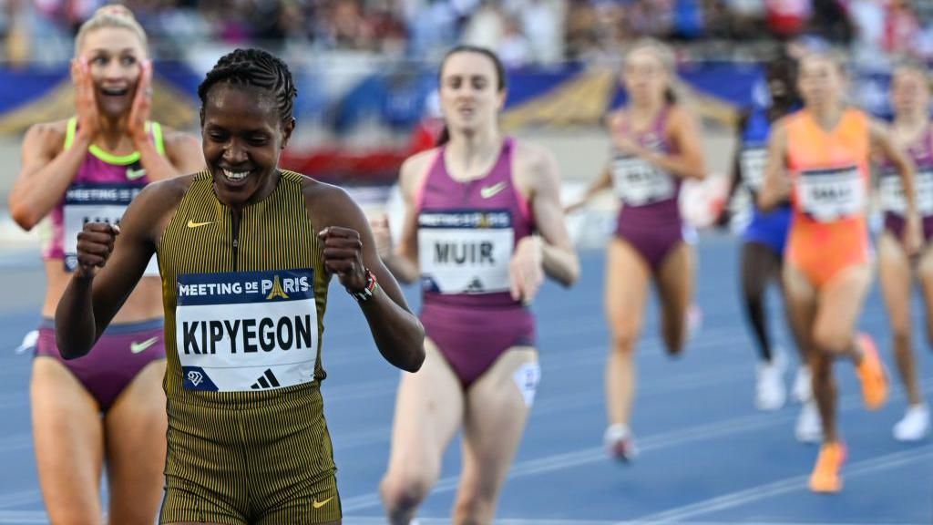 Faith Kipyegon breaks the 1500m world record