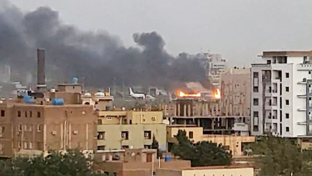 Дым поднимается над взлетно-посадочной полосой международного аэропорта Хартума во время горящего пожара в Хартуме, Судан, 17 апреля 2023 г.