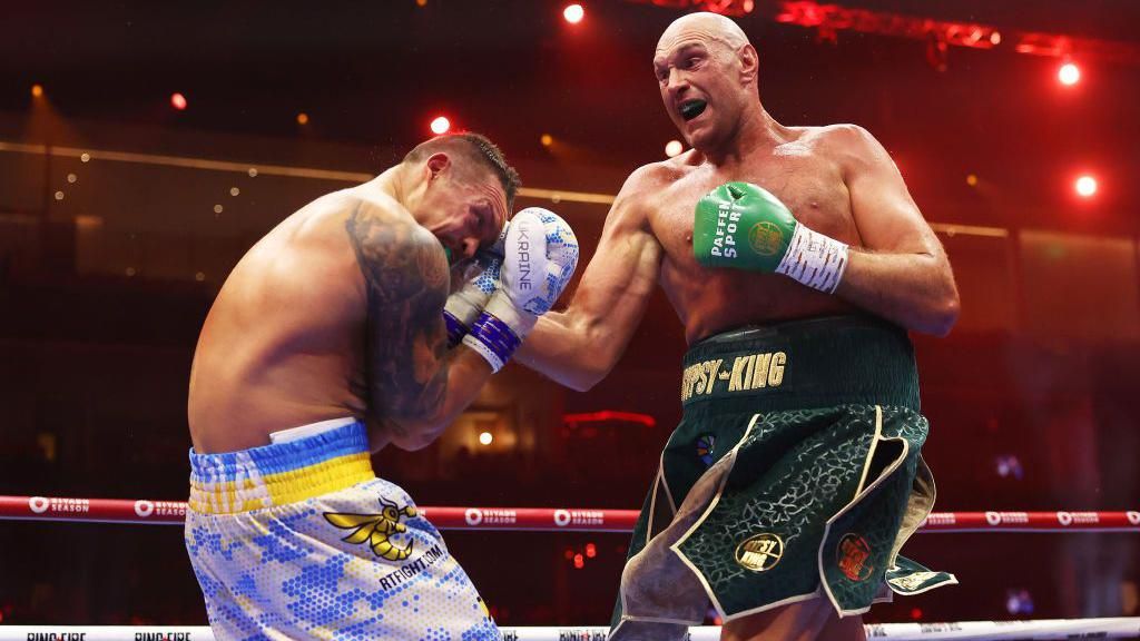 Tyson Fury punches Oleksandr Usyk in the body