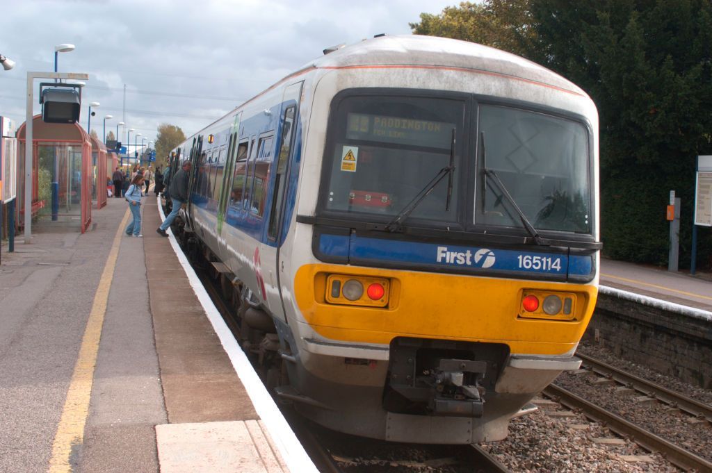 A train pulls into Theale station