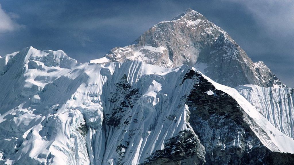 Mt Everest grows by nearly a metre to new height - BBC News