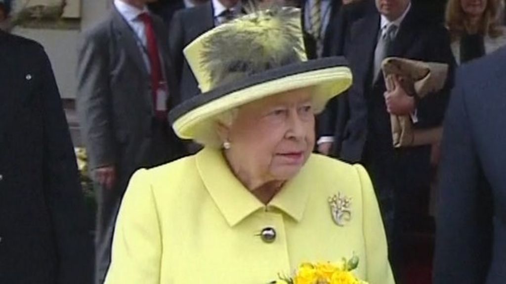 Queen visits Germany's Bergen-Belsen concentration camp site - BBC News
