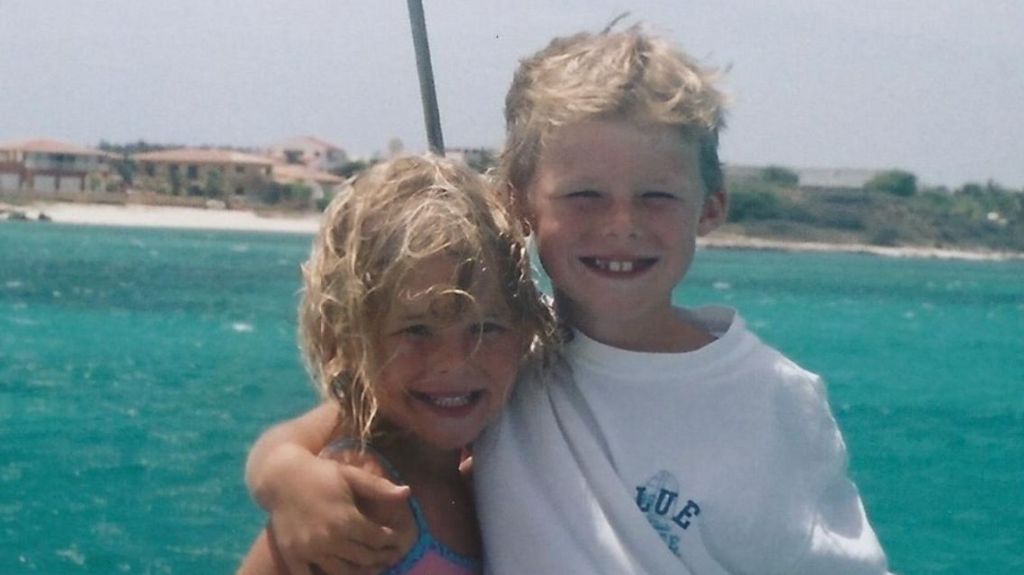 Charlotte and Ryan as children. The sea can be seen behind them.