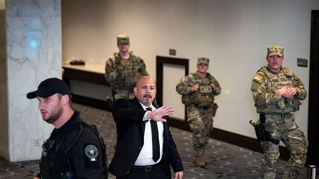 La Casa Blanca revisará la seguridad de Trump tras el tiroteo en un evento durante una cena.