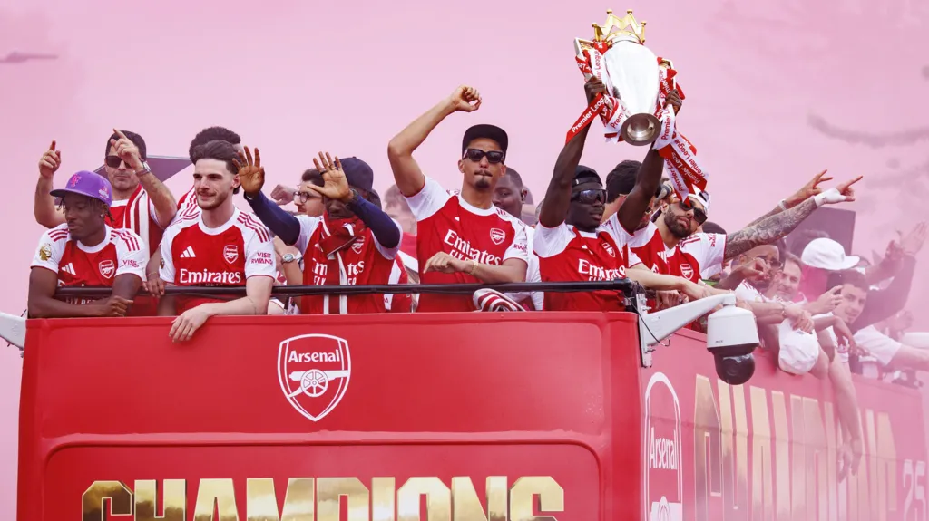 Los aficionados del Arsenal tiñen las calles de rojo para el desfile de la victoria.
