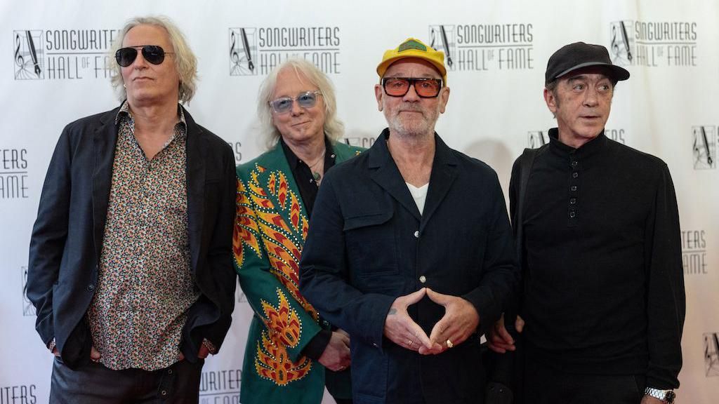 REM perform for the first time since 2007 at Songwriters Hall Of Fame - BBC  News