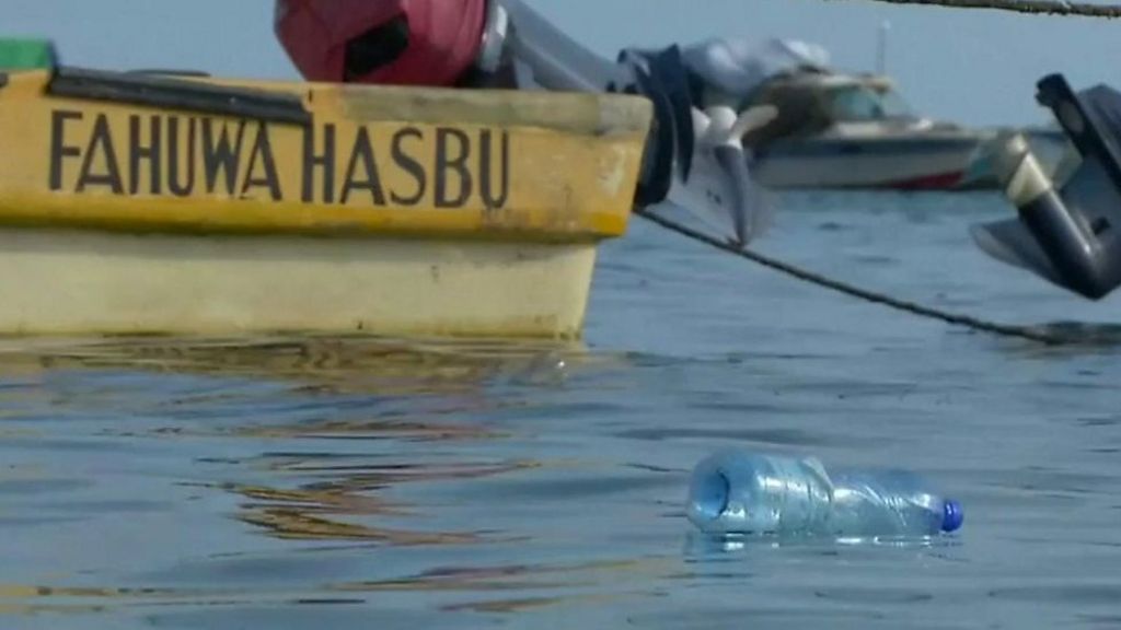 Turning Kenya's plastic bottle waste into boats BBC News