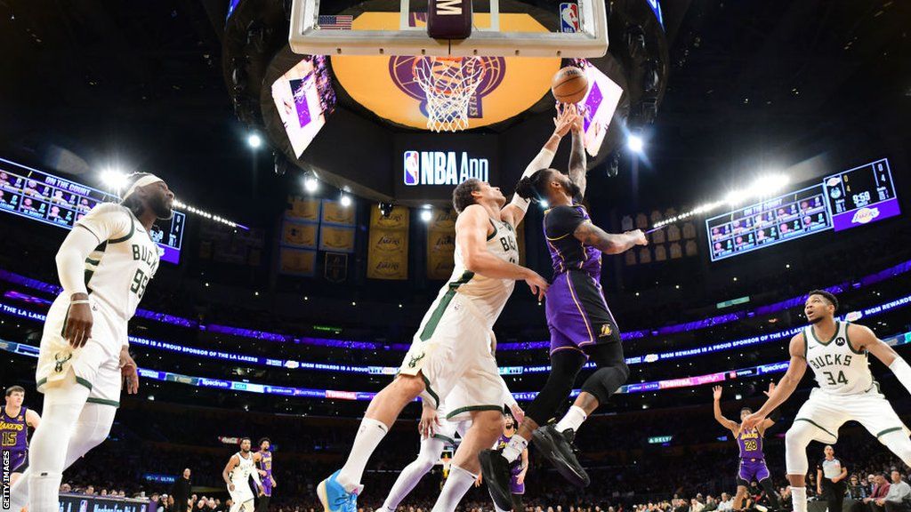 NBA: D'Angelo Russell stars as Los Angeles Lakers beat Milwaukee Bucks - BBC Sport