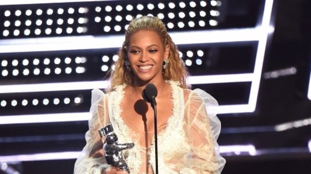 Beyonce holding an award