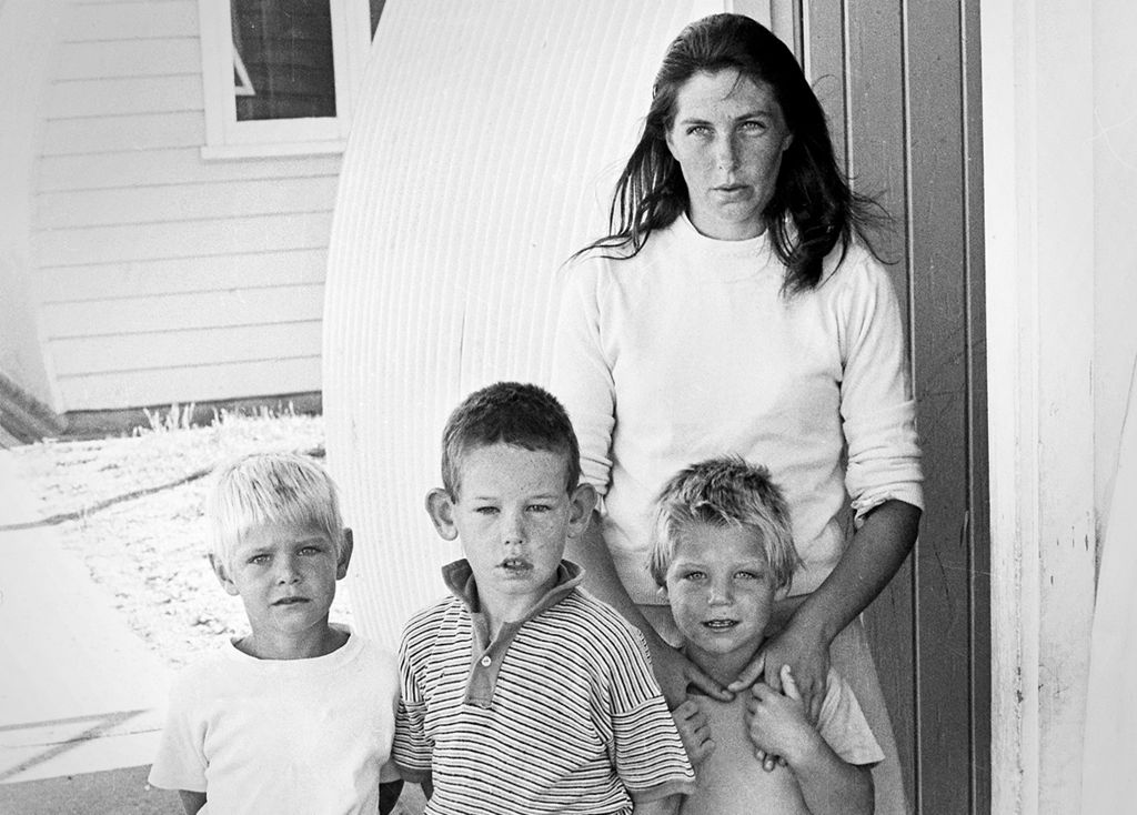 Кэрол Гриммер со своими тремя сыновьями (Рики в центре) на следующий день после исчезновения Шерил
