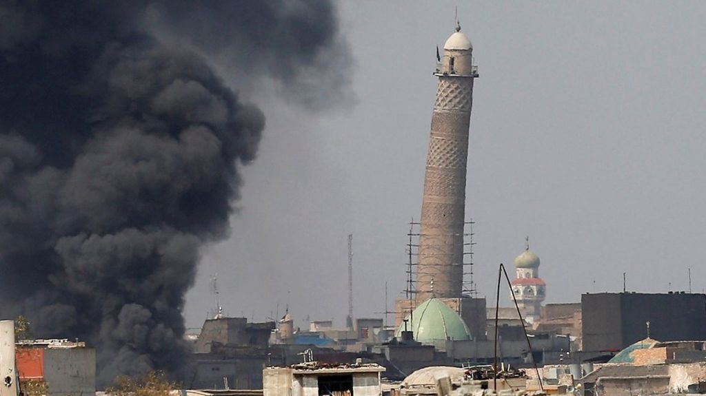 Hadba minaret of the Great Mosque of al-Nuri seen during clashes between Iraqi forces and Islamic State militants, in Mosul, Iraq (17 March 2017)