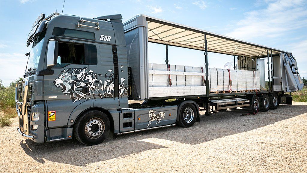 Un gran camión transporta paneles solares