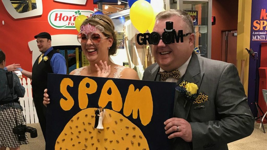 Meat-mad couple marry at Spam museum