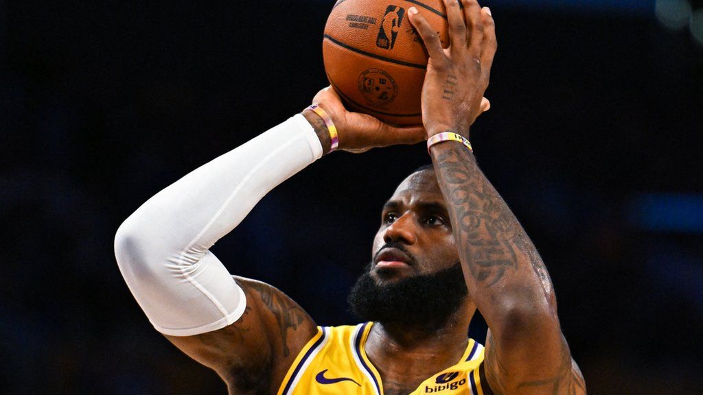 LeBron James' big night carries Lakers past Clippers in overtime