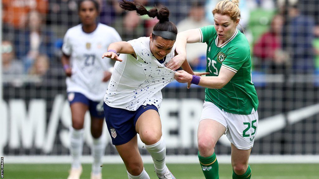 Ireland's Aoife Mannion battles with USA's Sophia Smith