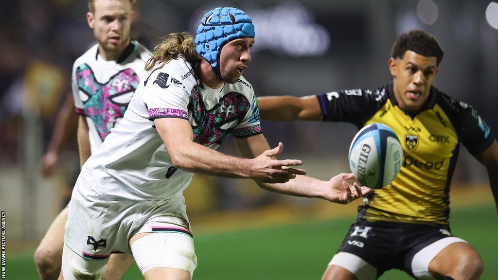 Ospreys captain Justin Tipuric under pressure from Dragons wing Rio Dyer