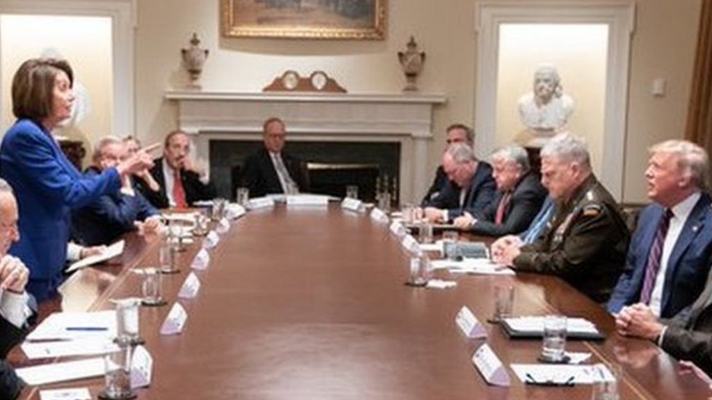 Trump and Pelosi: The 'meltdown' photo showing Washington divides - BBC News