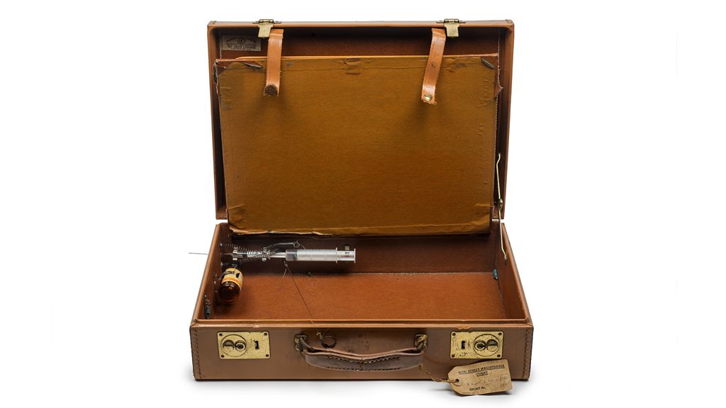 Briefcase with syringe and poison (never used) - Ronnie and Reggie Kray, 1968