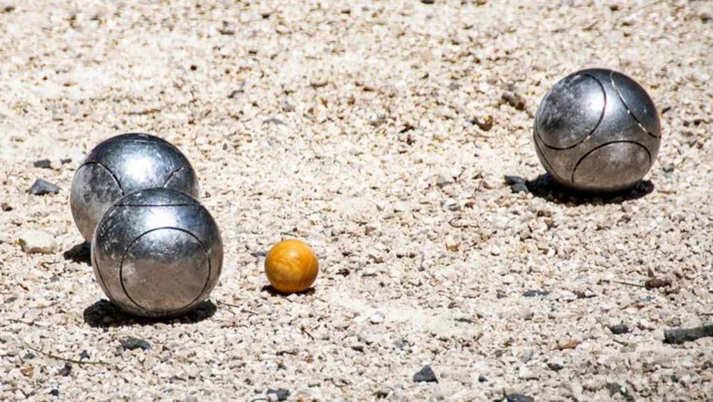Un jugador de petanca de 68 años muere tras ser golpeado en la cabeza con una bola de metal.