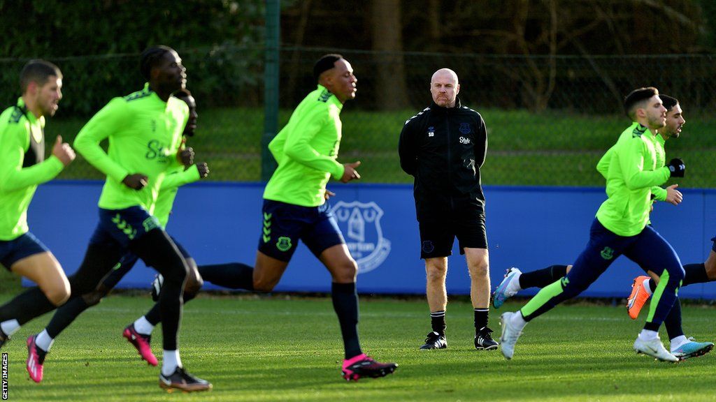 Sean Dyche oversees Everton training