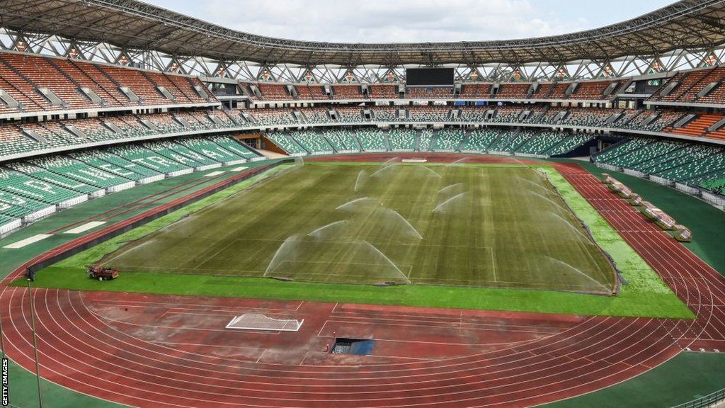 O campo no estádio de futebol Alassane Ouattara em Ebimpe, Costa do Marfim, em 14 de setembro de 2023