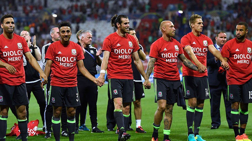 Wales players wear shifts saying thank you in Welsh and French