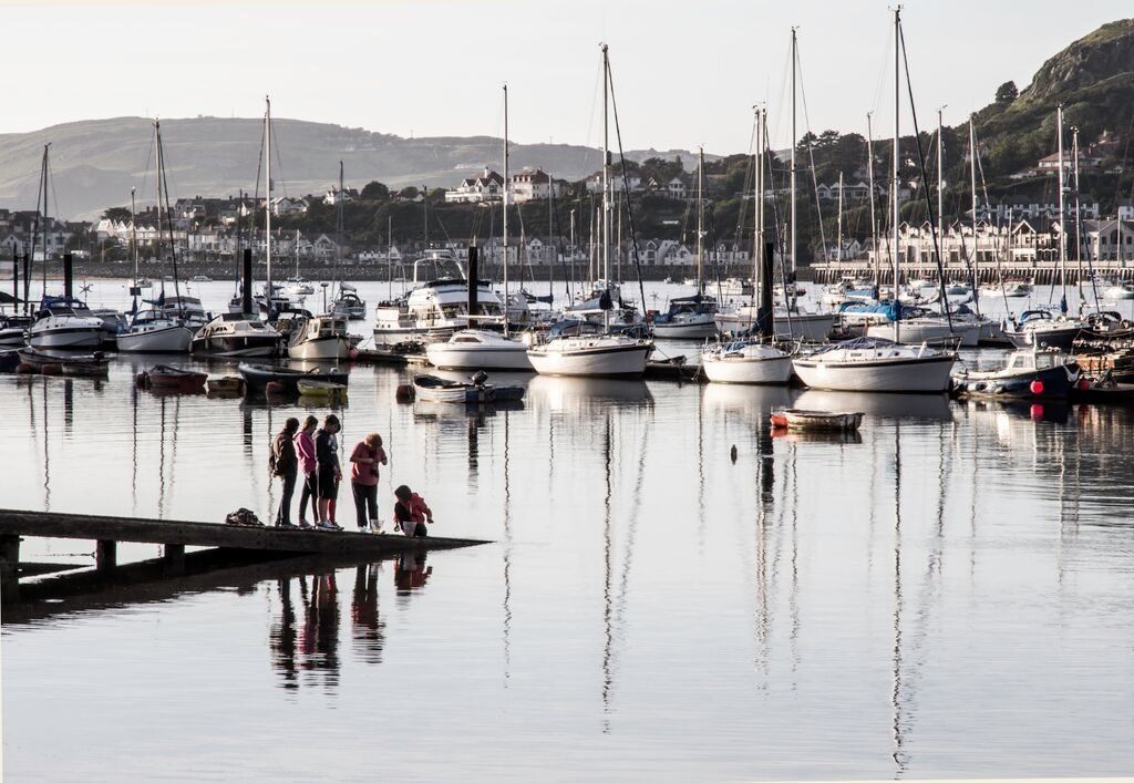 Oes 'n grancod yn cuddio yn y dŵr ym Marina Conwy? // Some children enjoying their freedom over the holidays at Conwy Marina