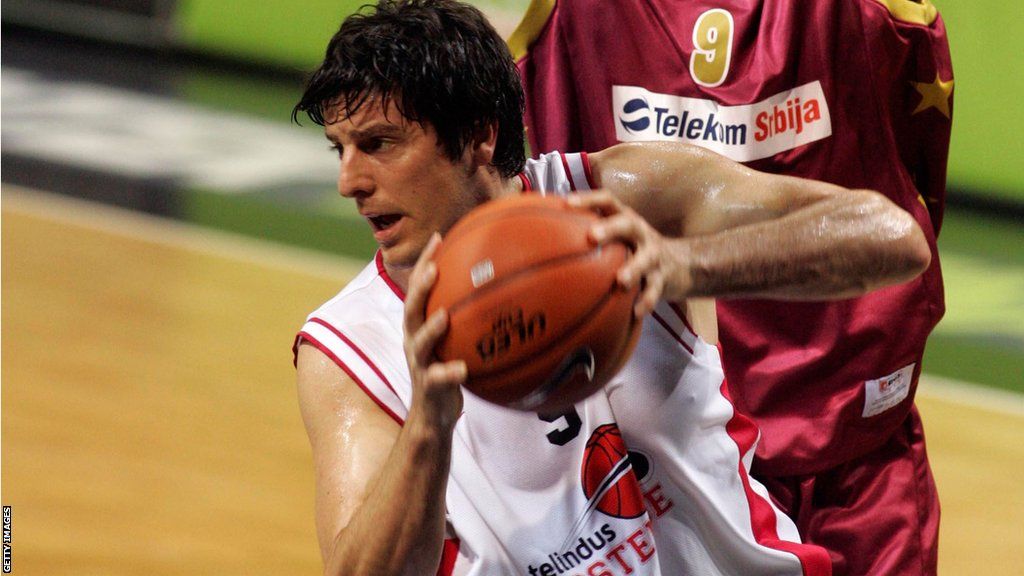 Sebastien Bellin playing for Belgian basketball team Oostende in 2007