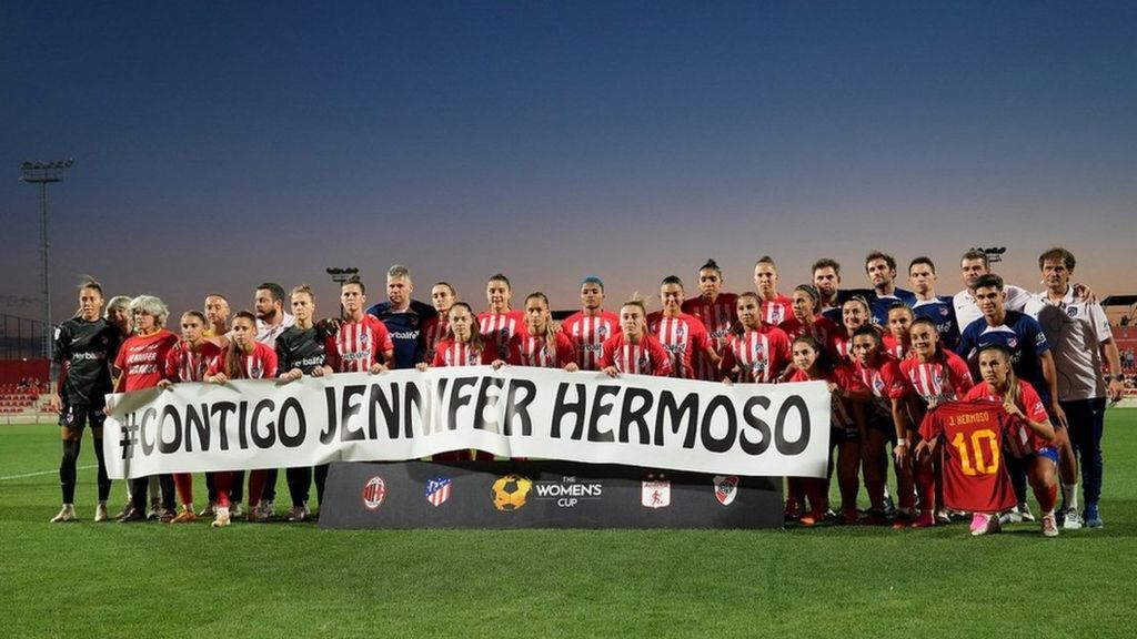 Футбольный болельщик носит браслет в поддержку Дженни Эрмосо на матче Ла Лиги между "Вильярреалом" и "Барселоной"