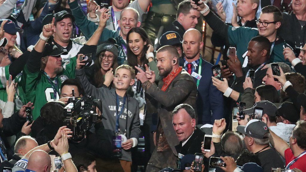 Justin Timberlake plays Prince and takes selfies at Super Bowl show ...